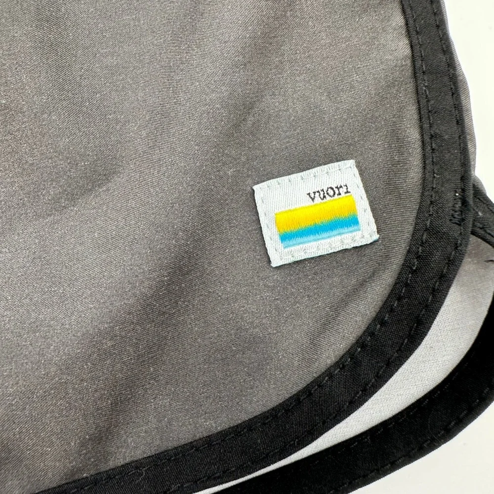Vuori Banks Men Shorts Charcoal Black Stripe Athletic‎ Size Small